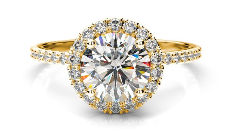 diamantový zásnubný prsteň zo žltého zlata s diamantmi v štýle halo