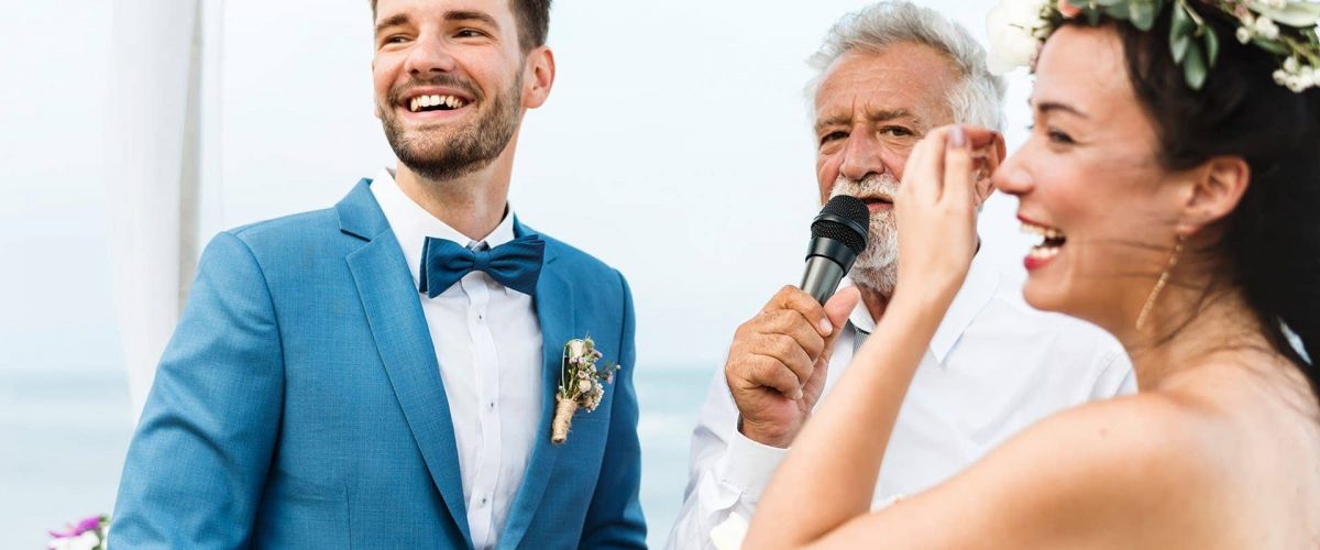 svadobný príhovor otca nevesty, na fotke mladomanželký pár a otec s mikrofónom