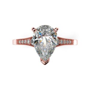 Zásnubný prsteň s postrannými diamantmi - pohľad zhora