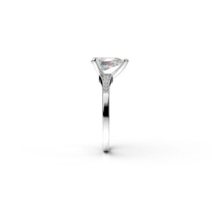 Prsteň s postrannými diamantmi - pohľad zboku